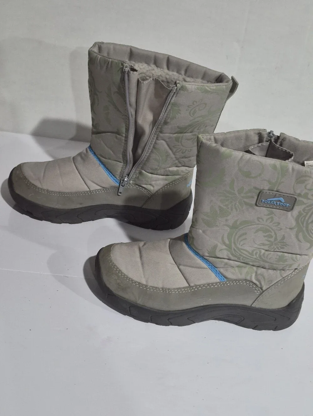 Women’s Light Gray Winter Boots with Blue Accent Size 7